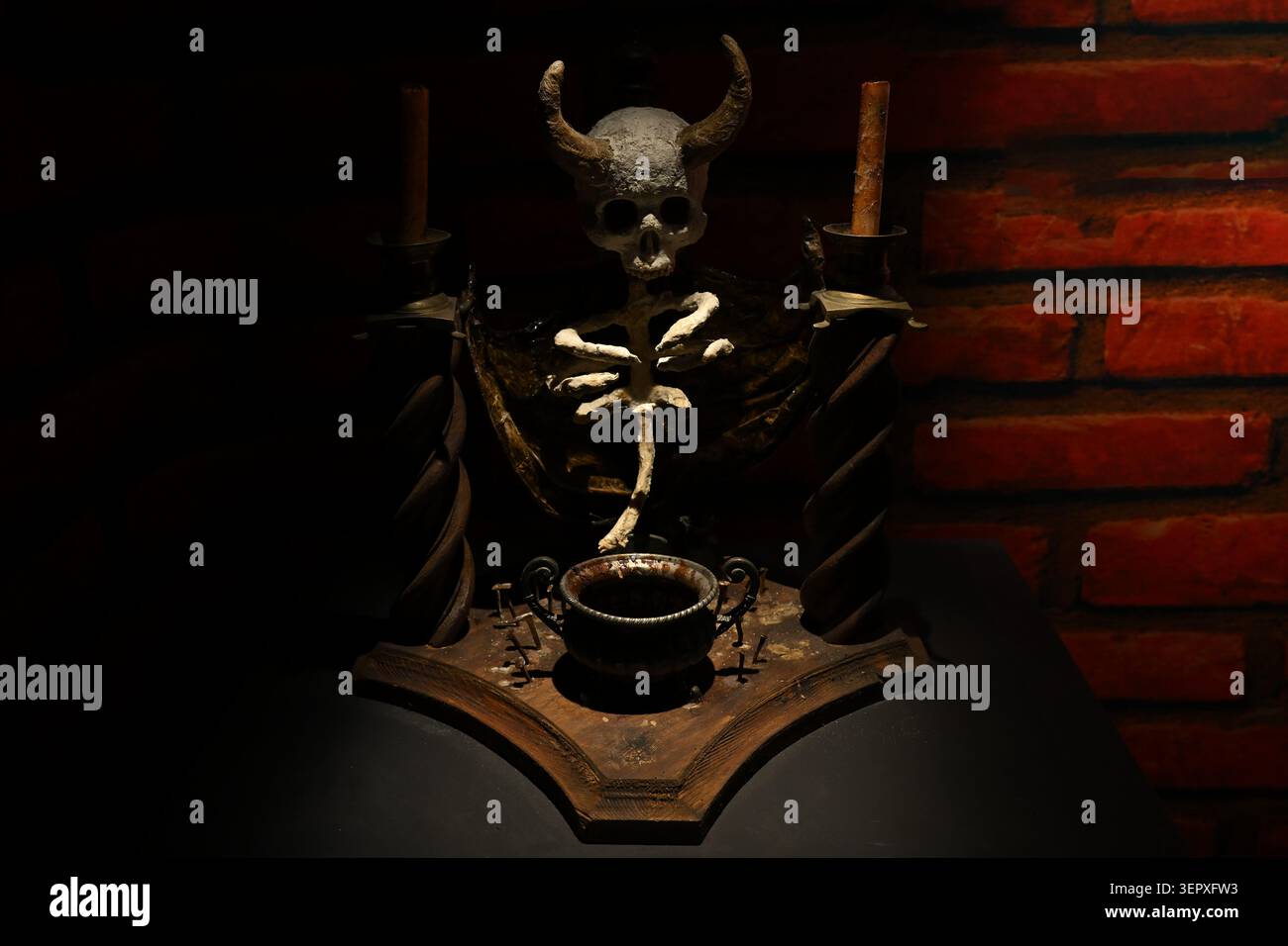 Satanischer Altar, der dem Okkultisten Frater Orion gehört Stockfoto