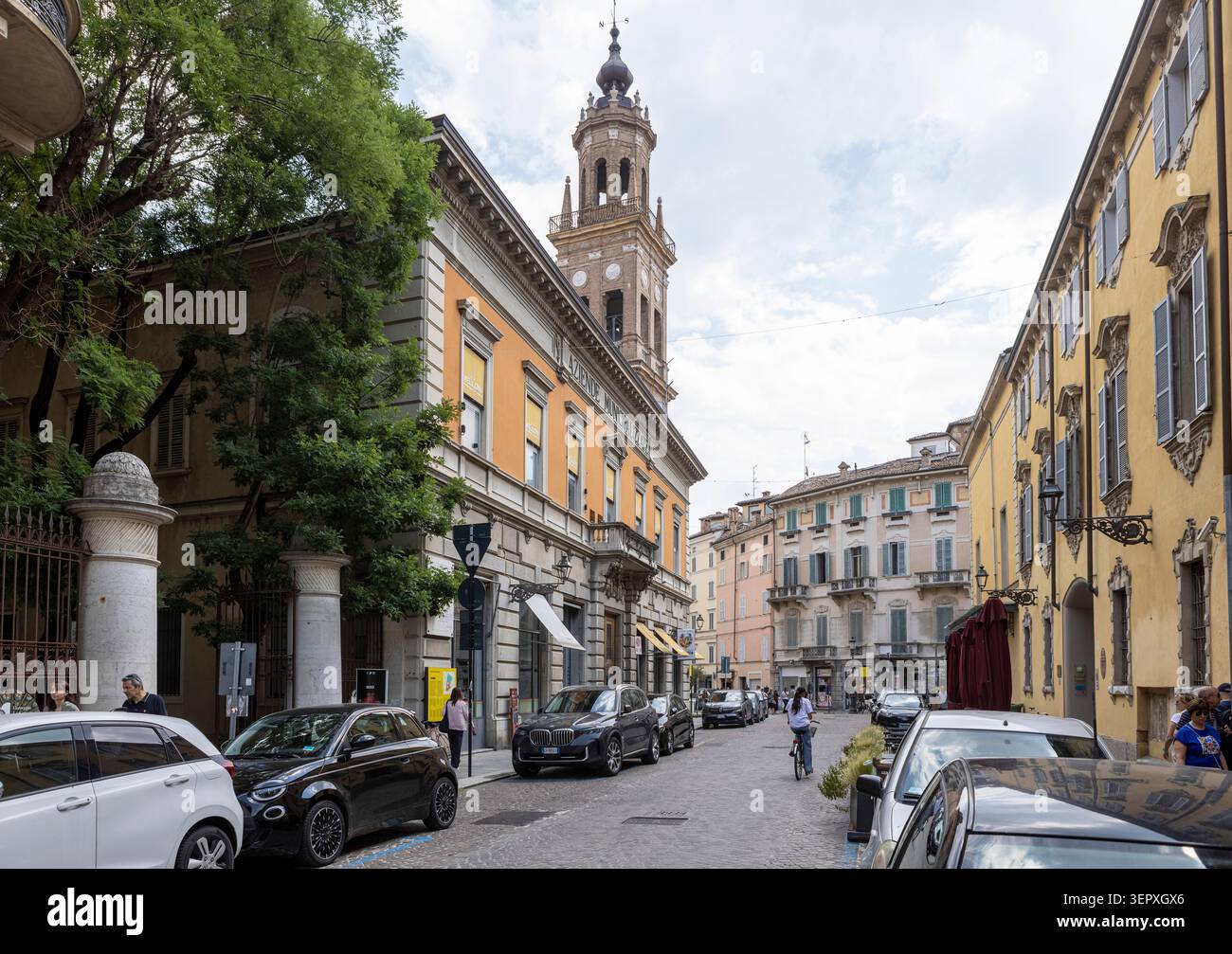 Straßenszene im Stadtzentrum von Parma mit Blick auf den Turm des Denkmals für die Gefallenen. Italienisches Kriegsdenkmal für den Ersten Weltkrieg Stockfoto