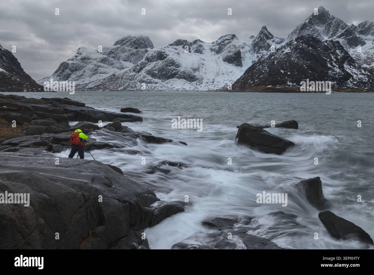 Wintermeer neben Vareid auf den Lofoten, Norwegen Stockfoto