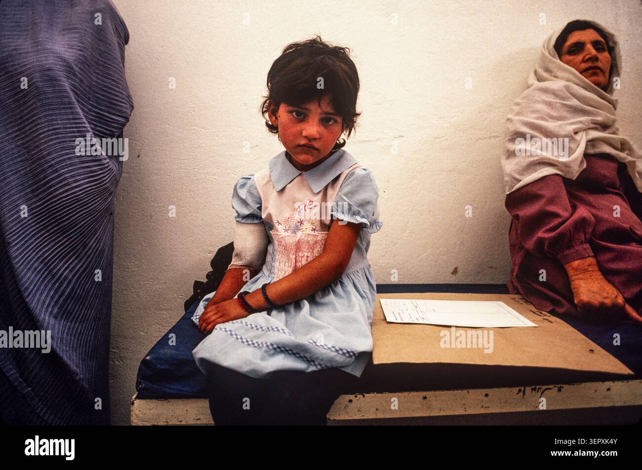 IKRK-Krankenhaus, Kabul, Afghanistan, August 1992; Kinder wurden bei den jüngsten Kämpfen während dreitägiger Raketenangriffe auf die Hauptstadt verletzt. Stockfoto