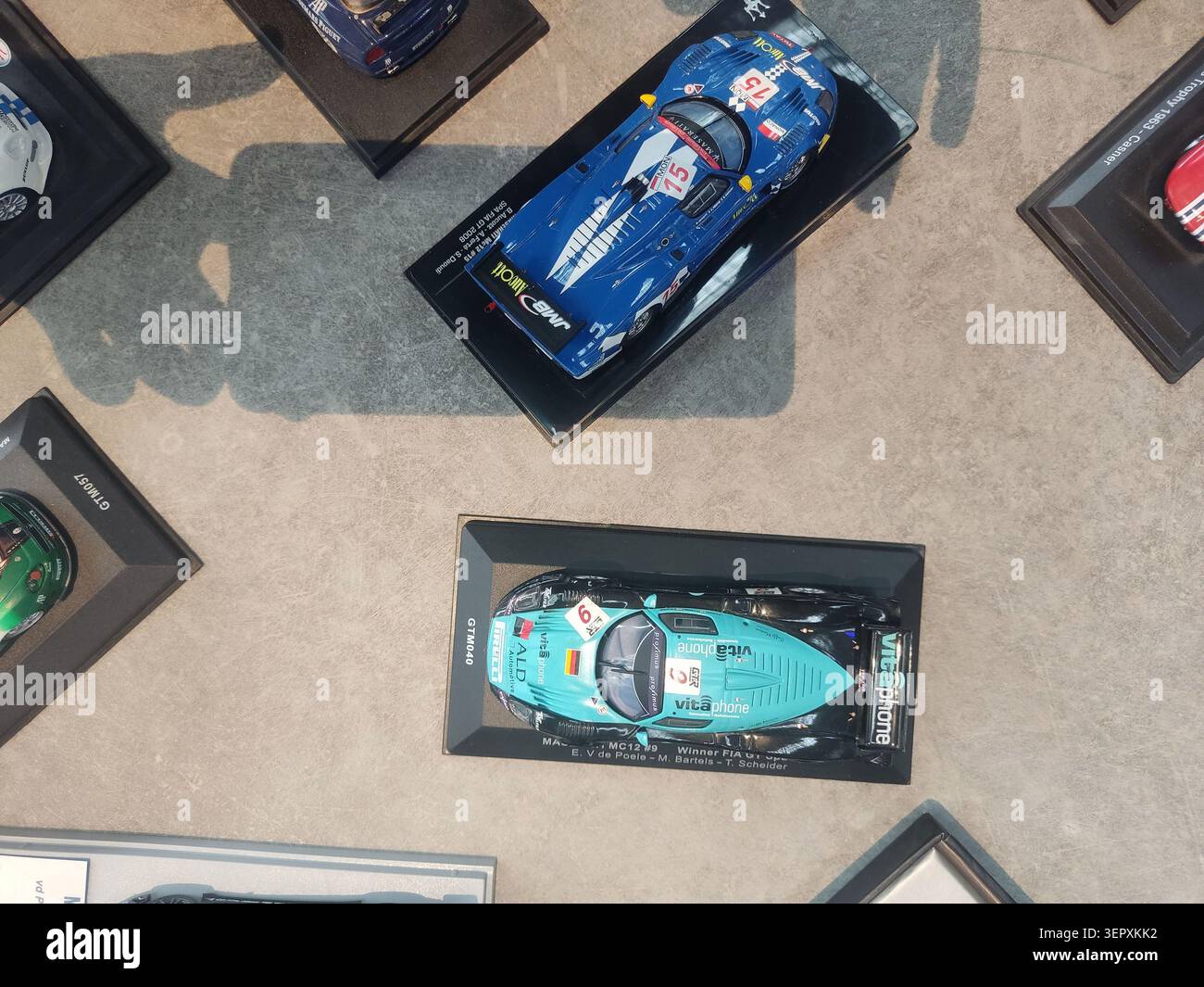 Eine Gruppe von Maserati MC12-Modellen im Rennwaage. Stockfoto