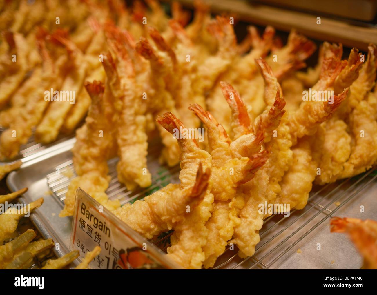 Goldbraune, knusprige, frittierte Garnelen-Tempura, die an einem traditionellen Imbissstand oder Straßenmarkt in Kyoto, Japan, ausgestellt werden Stockfoto