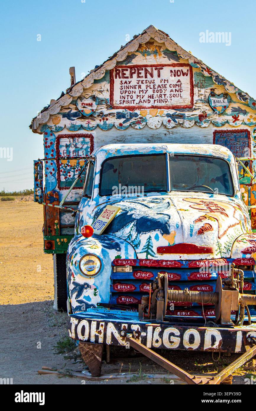 Heilsberg, Slab City, Truck in der Wüste mit Bibelversen, Buße, Johannes, Gott, Jesus mit Sand und blauem Himmel Stockfoto