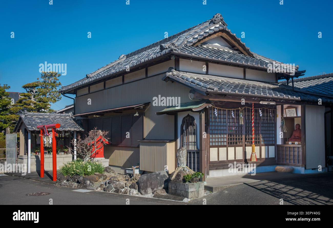 Rengeji Inari Daimyojin, ein schintoistischer Schrein im Rengeji-ike Park in Fujieda, Präfektur Shizuoka, Japan, mit historischen Artefakten, die mit dem Fo verbunden sind Stockfoto