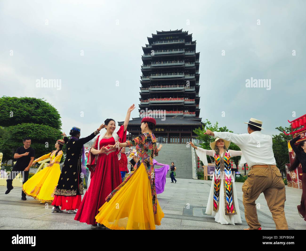 Kostümierte Tänzer in der Touristenattraktion der Buchhandlung im Pagode-Stil in Zibo, China Stockfoto