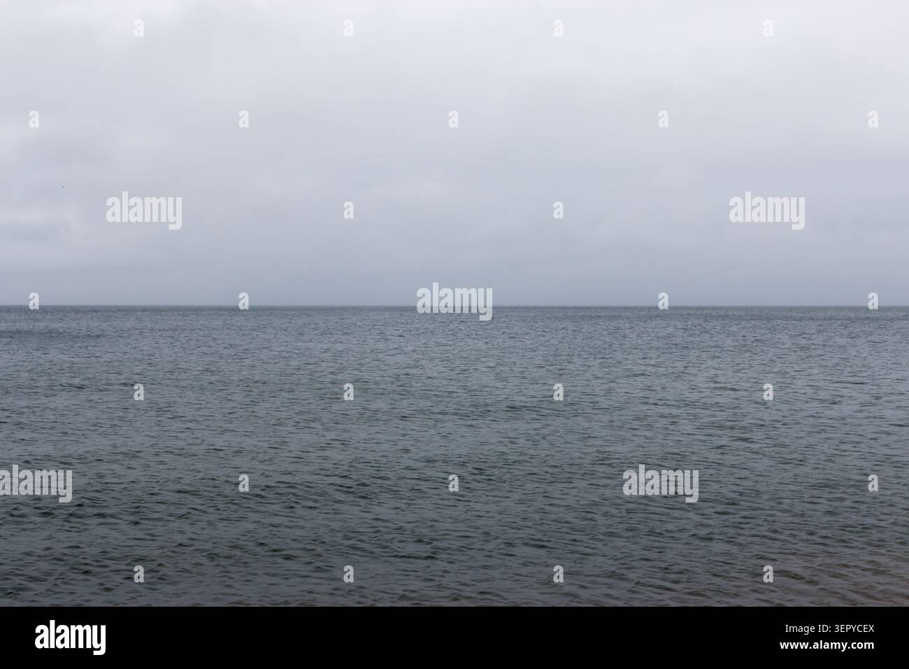 Meereslandschaft der Irischen See von einem Strand in Llandudno, Nordwales. Stockfoto