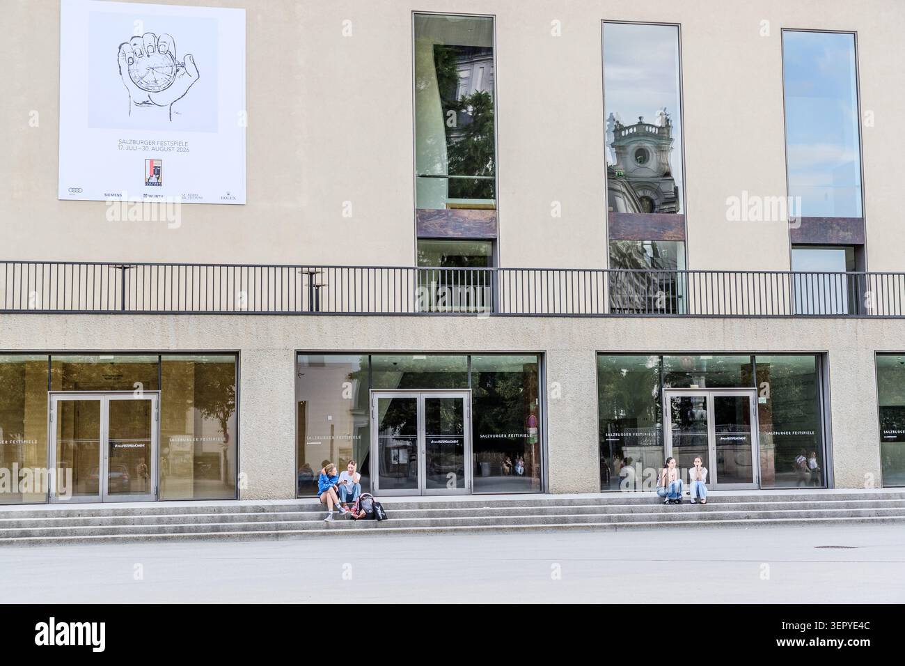 Die Fassade des Hauses für Mozart in der Wiener Philharmoniker-Gasse mit einem Poster für die Salzburger Festspiele. Das Haus für Mozart hat eine Kapazität von rund 1.300 Personen und ist einer der wichtigsten Opern- und Schauplätze des Festivals. Salzburg, Österreich Stockfoto