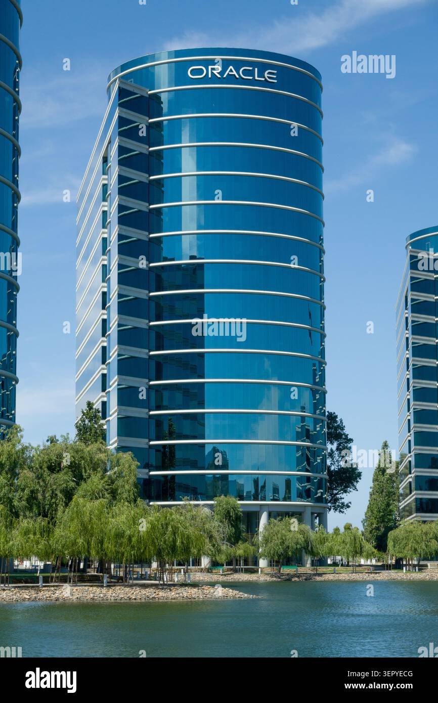 Redwood Shores, CA, USA – 7. Juni 2026: Vertikales Bild des Hauptsitzes von Oracle mit dem Firmenlogo oben auf dem Zylinder Stockfoto