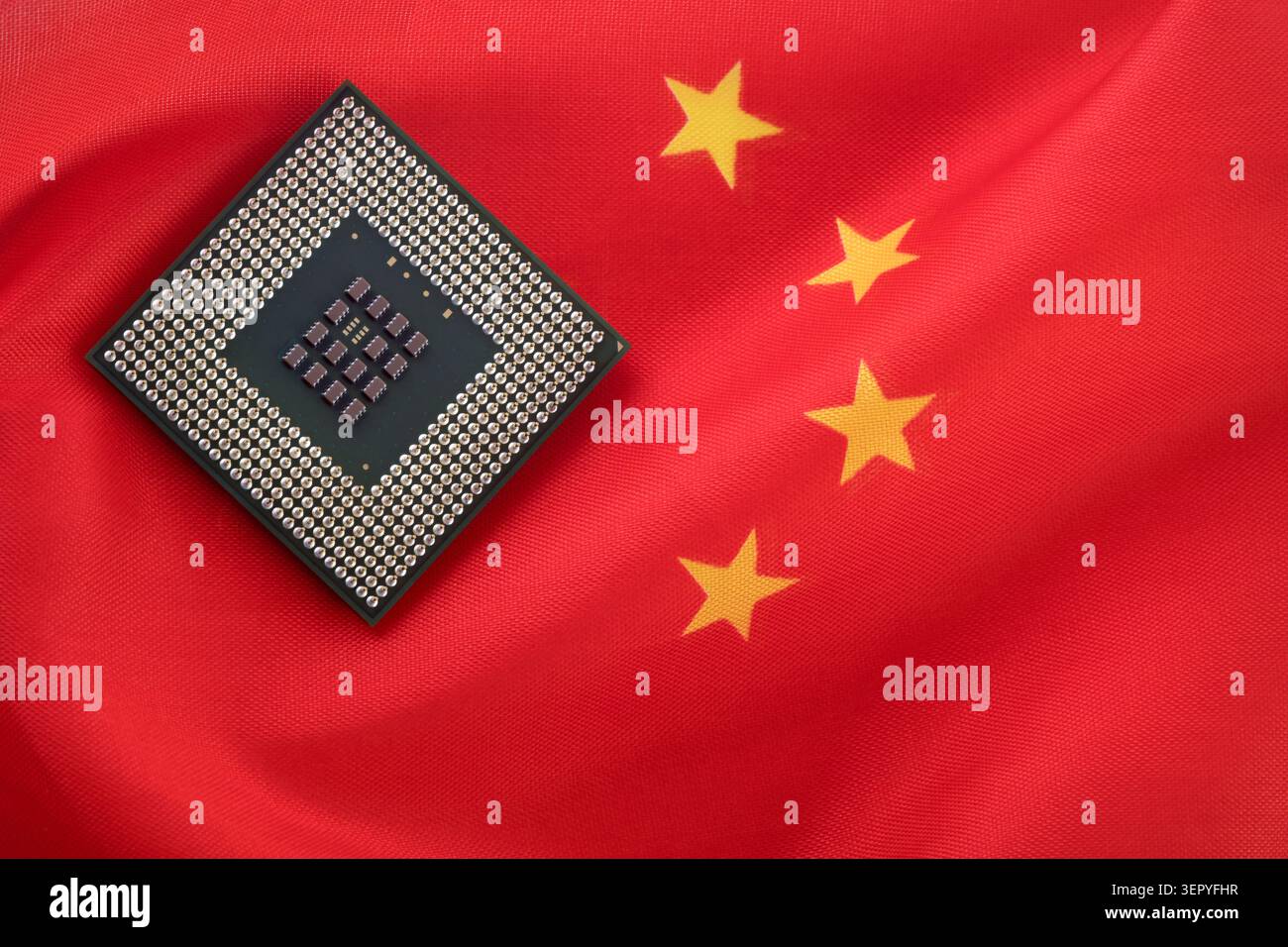 China-Flagge mit Mikroprozessorchip, Makroaufnahme Stockfoto