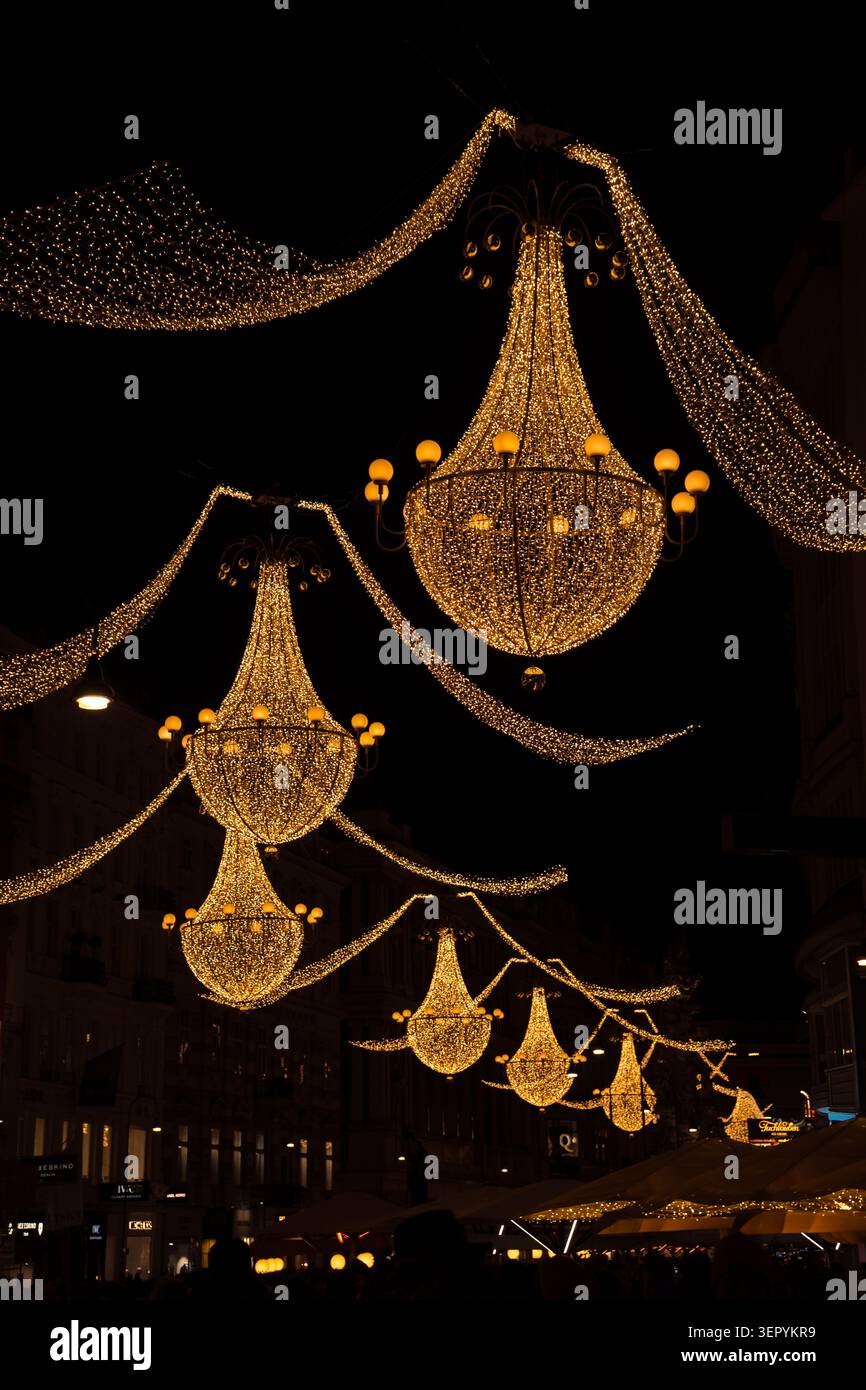 Während der festlichen Winterferien in Wien, Österreich, hängen elegante Lichter in Kronleuchter-Form über der berühmten Grabenstraße. Stockfoto
