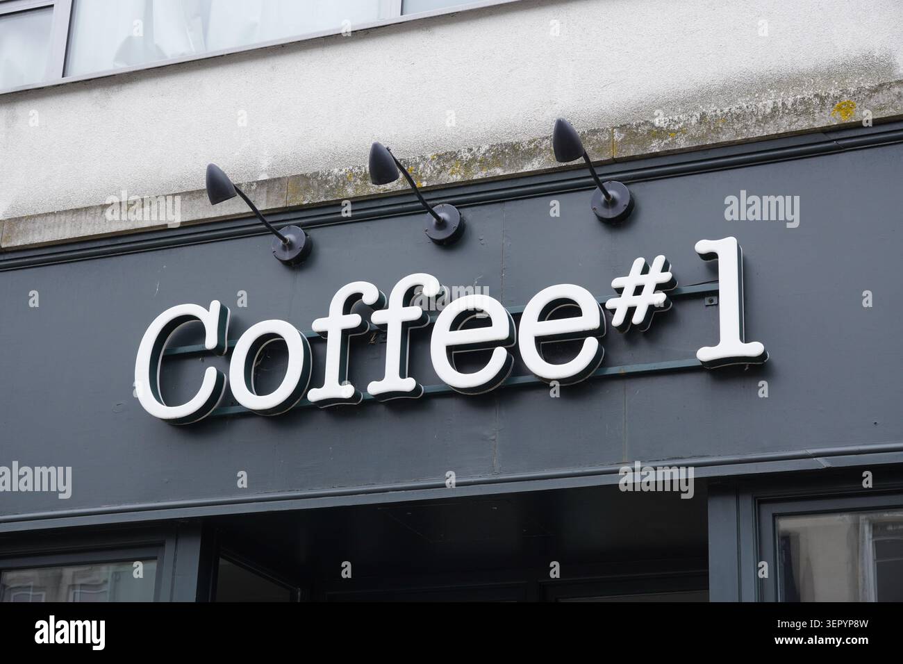 Schilder und Logo von Coffee #1 in Southampton England 12. Juni 2026. Café-Shop-Marke Stockfoto