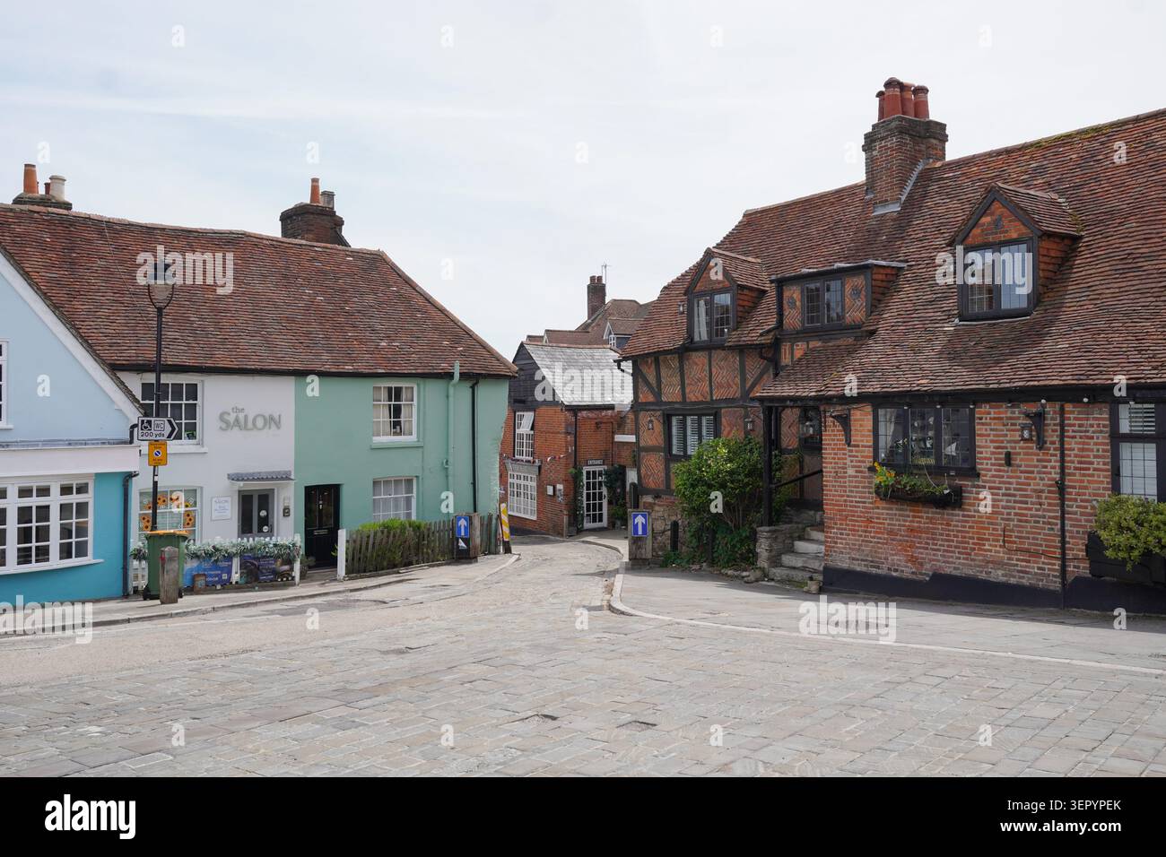 Schönes englisches Dorf Hamble le Rice in Hampshire, England, am 15. Juni 2026. Malerische Gebäude im Cottage-Stil Stockfoto