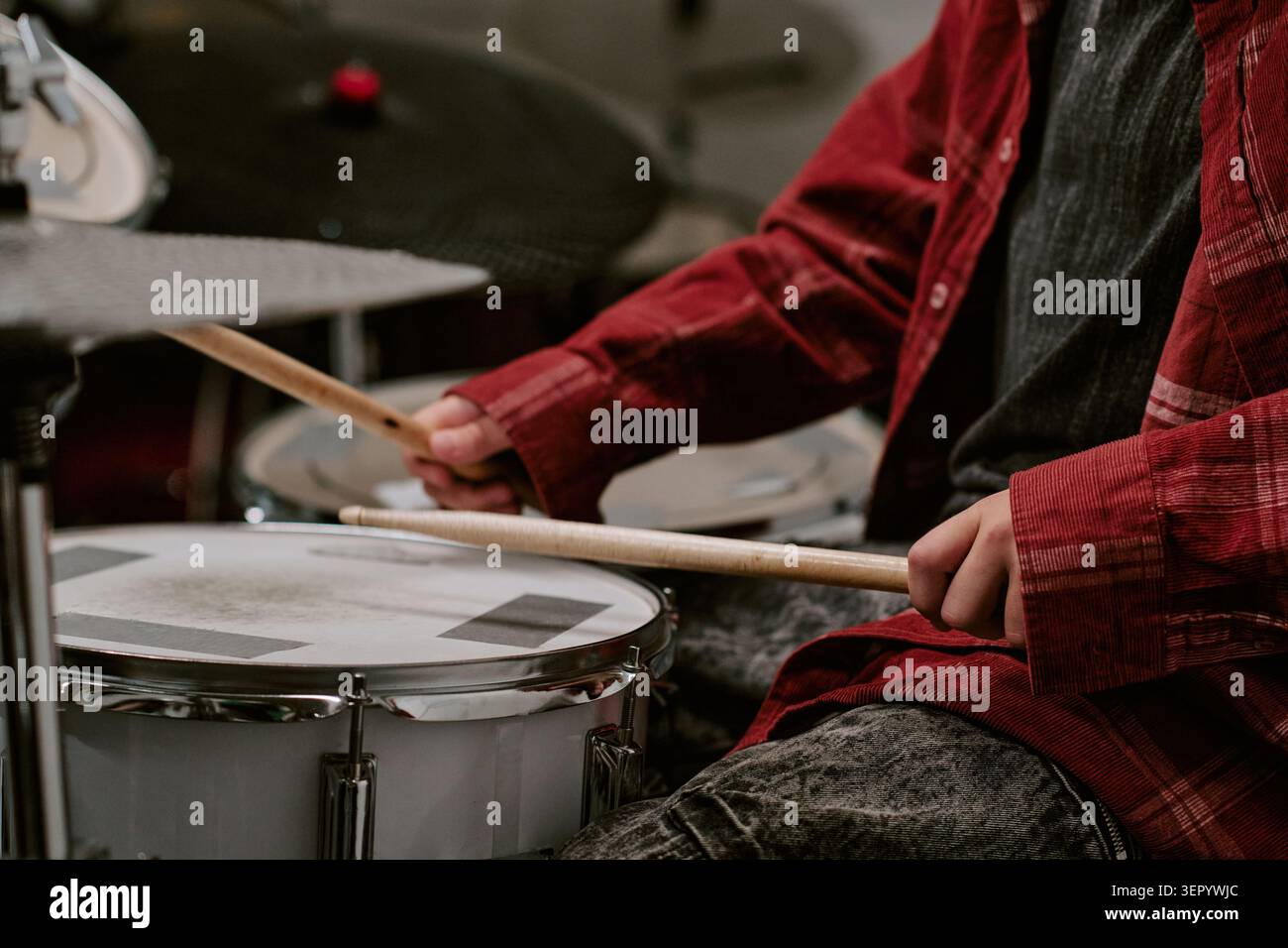 Teenager üben Snare Drum Technik für Musikpädagogik Stockfoto