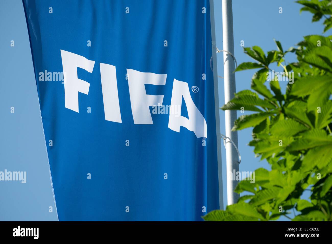 30.05.2026, Schweiz, Kanton Zuerich, Zuerich - Heimstadion der FIFA, Flagge mit dem Logo am Eingang zum Hauptquartier auf dem Z¸richberg. 00A260530D1 Stockfoto