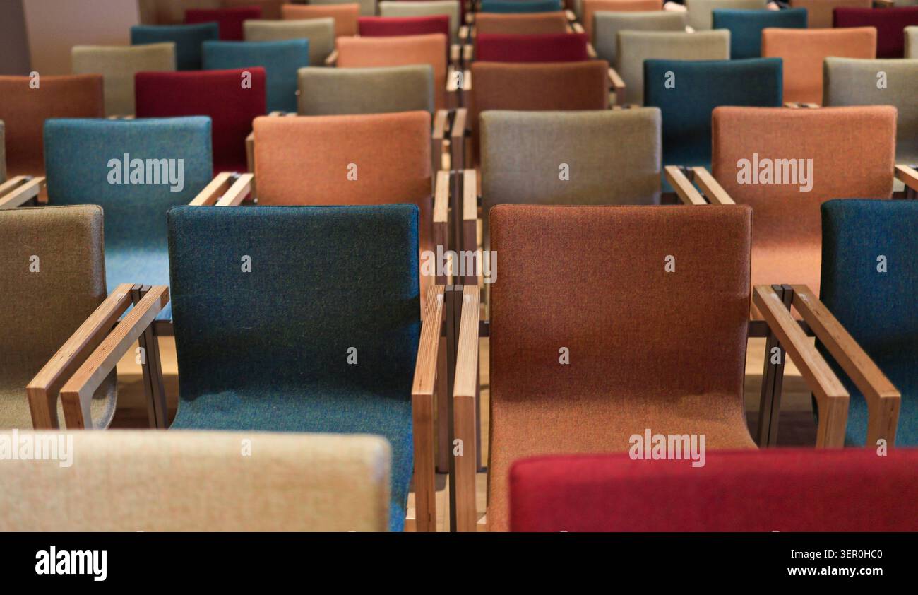 Im Konzertsaal des Arvo Pärt Zentrums in Laulasmaa, Estland, sind Reihen farbenfroher Polsterstühle zu sehen, am 26. September 2025. Stockfoto