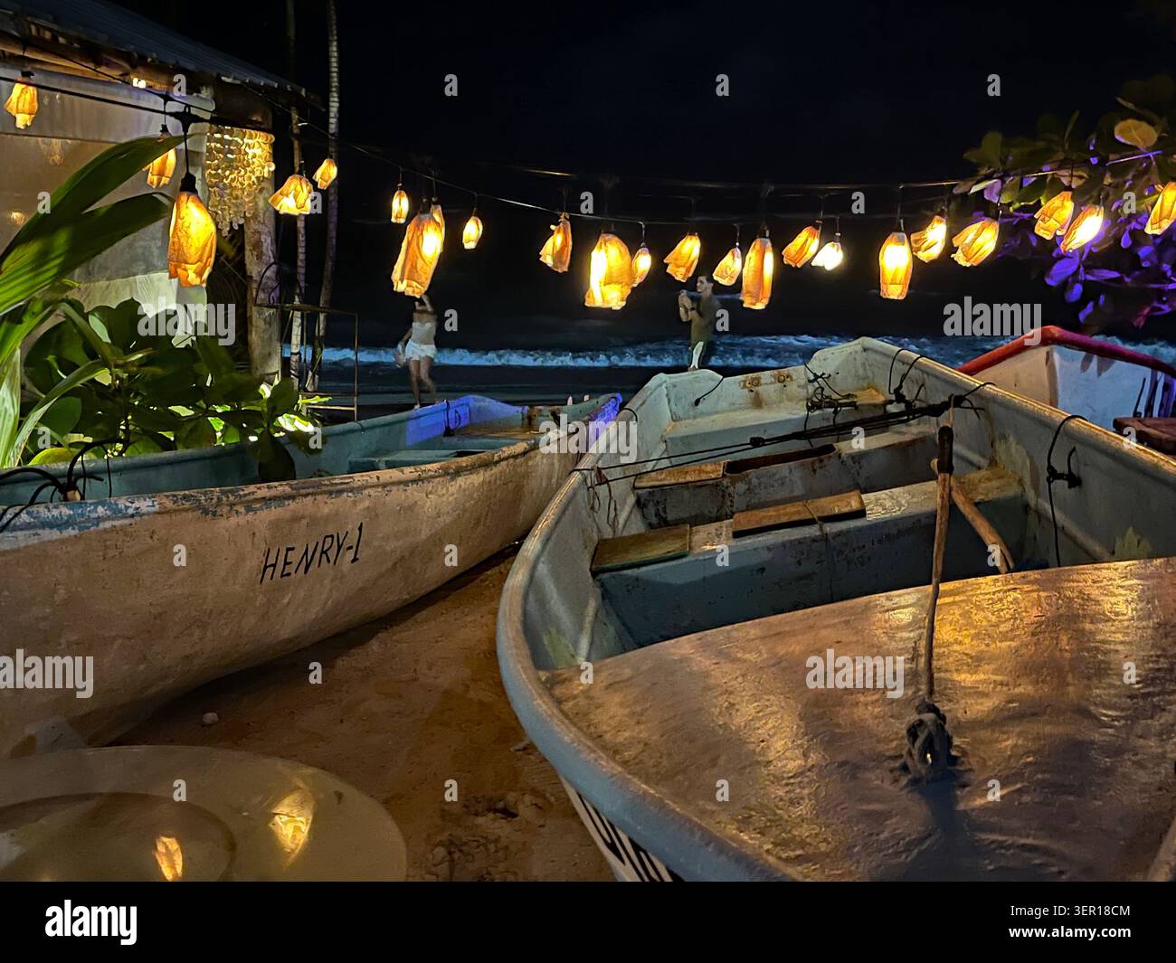 Fischerboote neben zum Restaurant Las Terrenas Dominikanische Republik Stockfoto