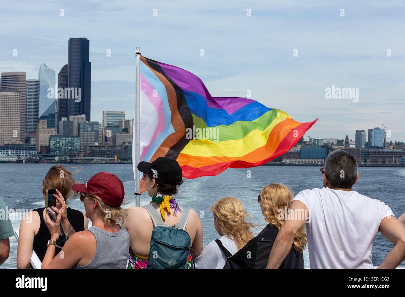 Die Fans fahren mit dem West Seattle Water Taxi von Downtown Seattle nach dem Spiel Belgien und Ägypten am Montag, den 15. Juni, bei der FIFA Fussball-Weltmeisterschaft, Stockfoto