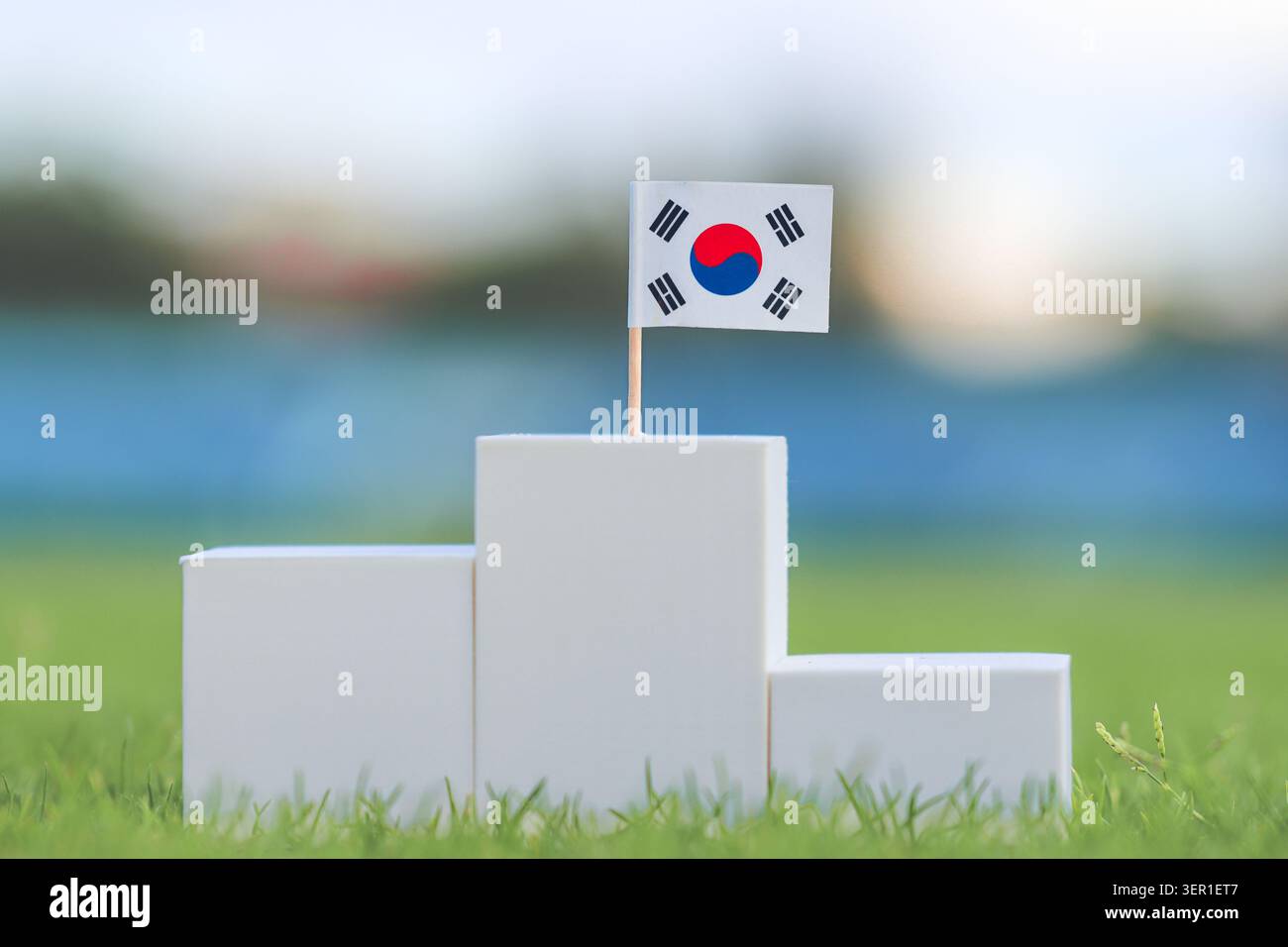 Südkorea Flagge auf weißem Siegerpodest draußen. Konzeptbild für nationale Erfolge, Führungsqualitäten und Rangliste. Stockfoto