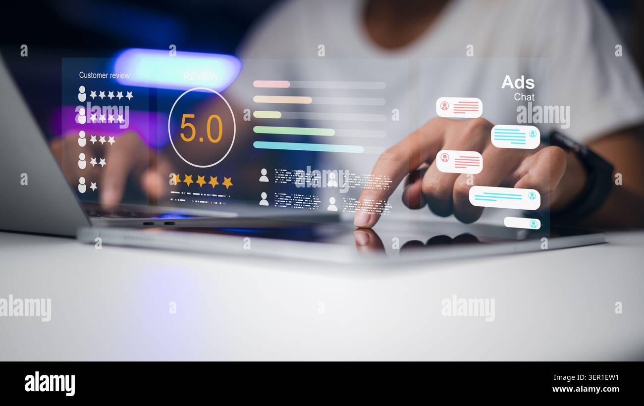 Person, die ein digitales Tablet und einen Laptop mit virtuellen Grafiken der Kundenbewertung 5,0 Sterne, Anzeigen und Chatboxen verwendet. Online-Feedback, Kundenerfahrung Stockfoto
