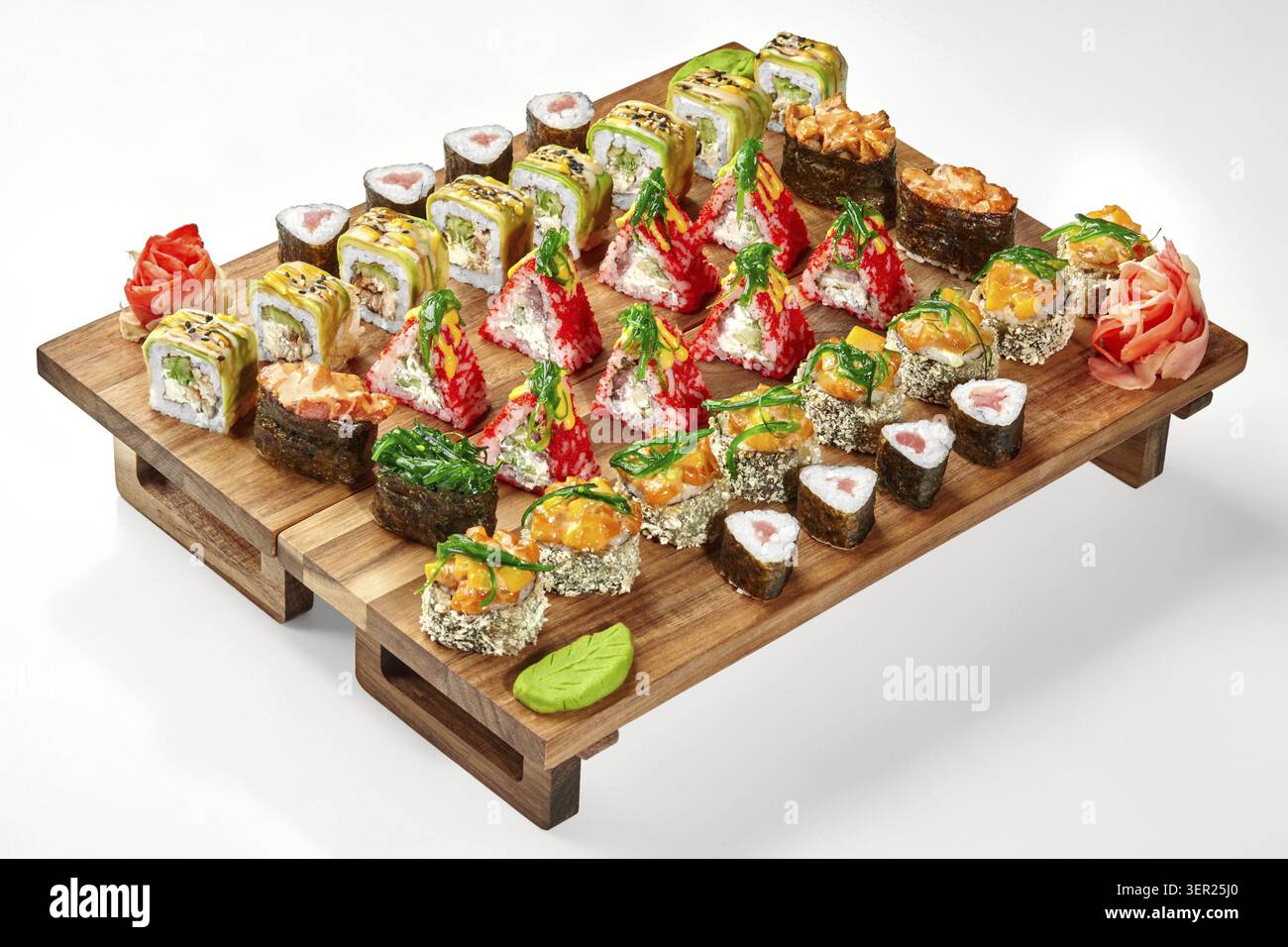 Buntes Sushi-Sortiment mit Maki, Uramaki und Nigiri, serviert auf einem Holzbrett, garniert mit Wasabi und Ingwer Stockfoto