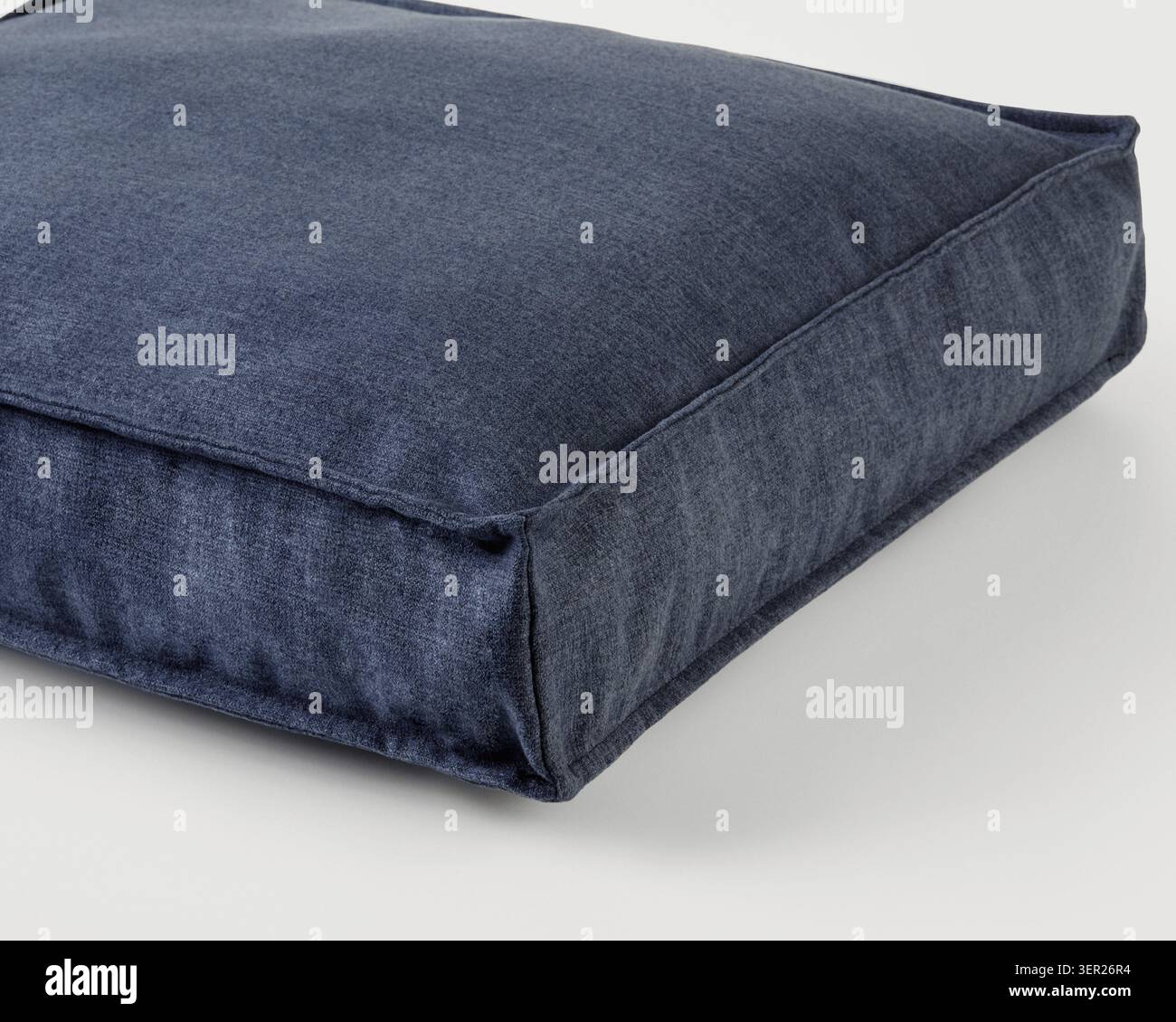 Komfortables und stilvolles, blaues Haustierbett aus Denim, perfekt für Hunde und Katzen zum Entspannen und Schlafen Stockfoto