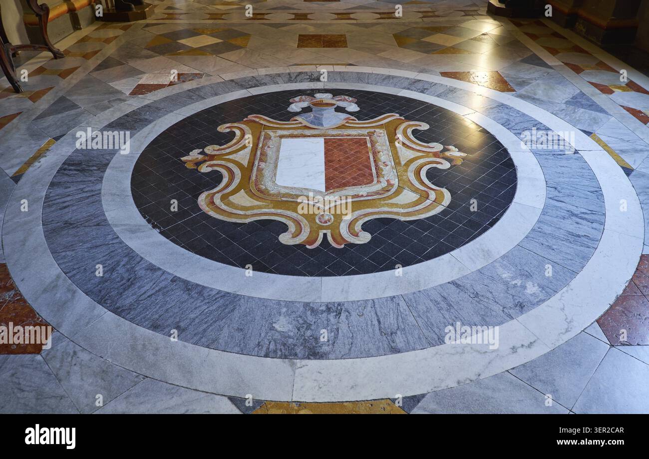 VALLETTA, MALTA - 31. Juli 2015: Mosaik Fußboden-Dekoration mit dem Wappen von Malta. Großmeister Palast. Valletta. Malta Stockfoto