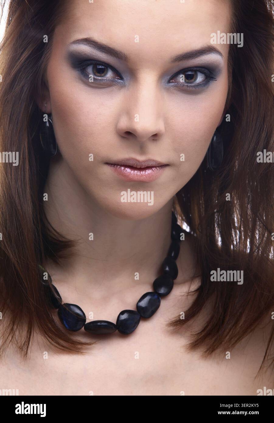 Nahaufnahme eines wunderschönen dunkelhaarigen Modells Stockfoto