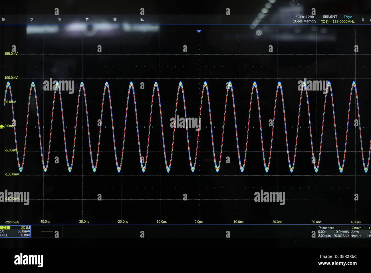 Blaue und weiße Signale pulsieren im Rhythmus. Das digitale Raster markiert Zeit und Amplitude deutlich. Wissenschaftler oder Ingenieur beobachten präzise Messungen Stockfoto