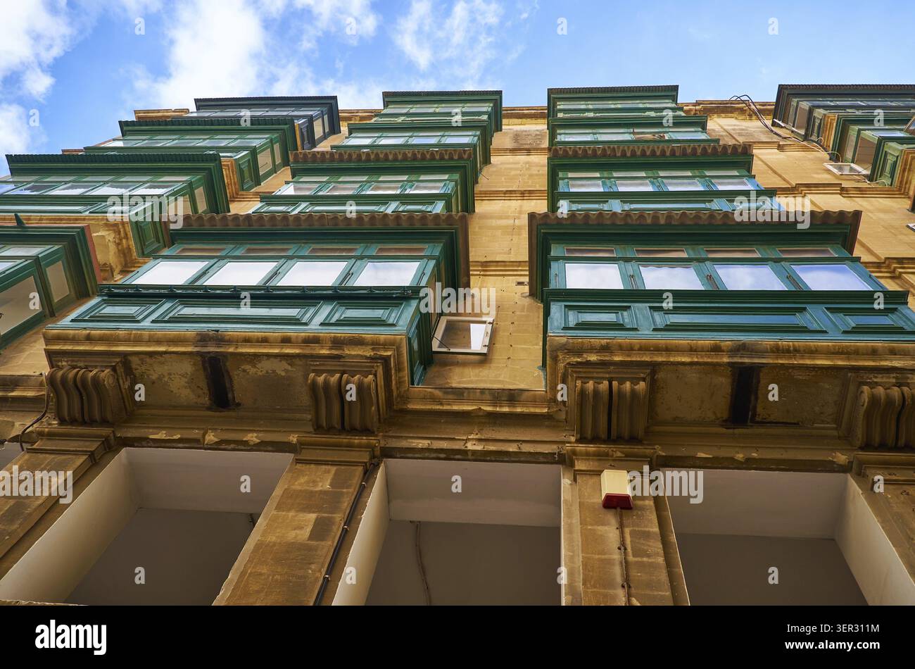 Blick von unten auf die im traditionellen maltesischen Stil eingefärbten Balkone. Valletta. Malta Stockfoto