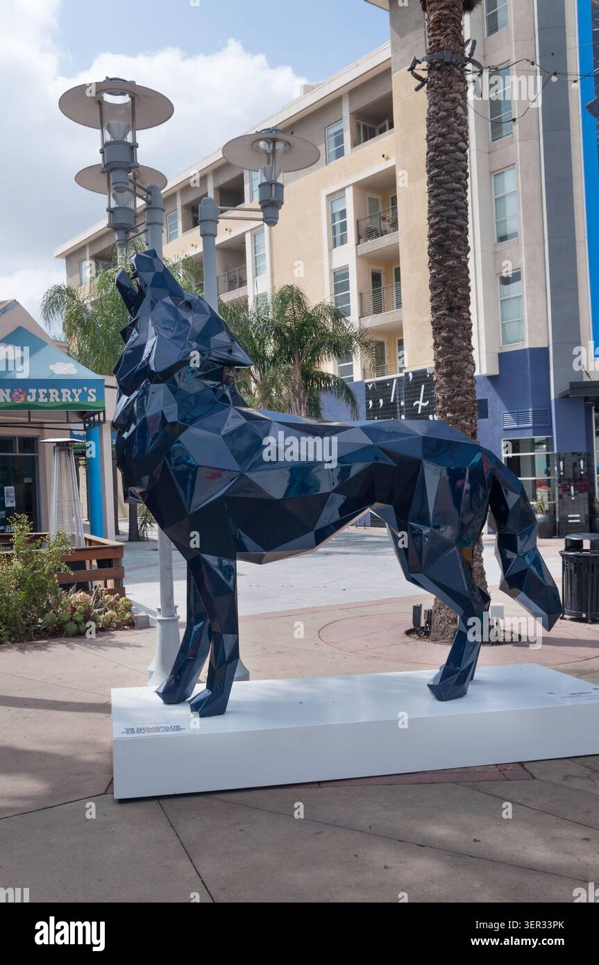 Burbank, Kalifornien, USA - 17. Mai 2026. Skulptur des Heulenden Wolfs von Richard Orlinski in der Innenstadt Stockfoto