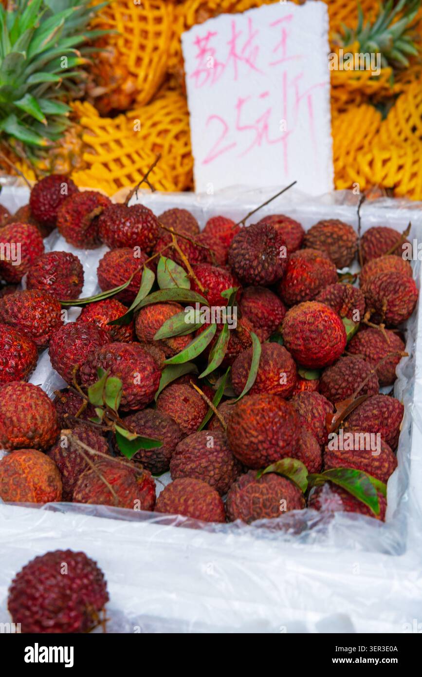 Frisches Premium-King-Lychee-Obst in einer Styroporbox zum Verkauf an einem traditionellen Marktstand in Damanong, Hangzhou, China. Stockfoto