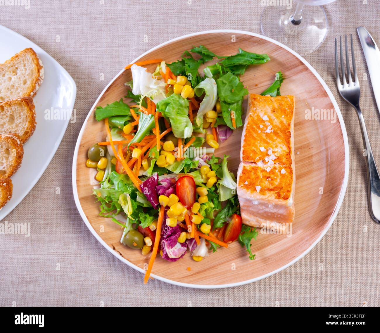 Lachssteak mit frischem Gemüsesalat auf Teller Stockfoto