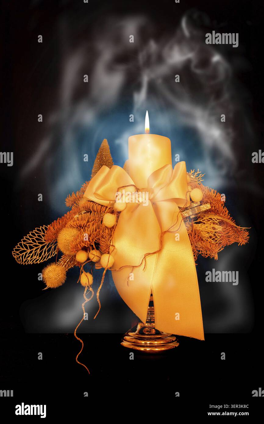 Blumenarrangements in einem goldenen Kelch Stockfoto