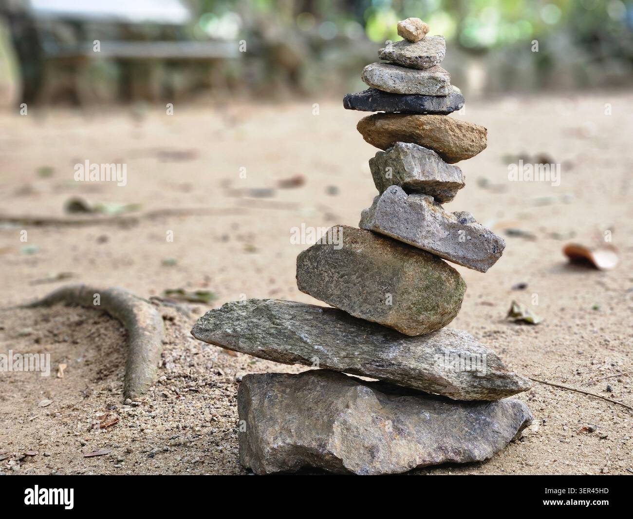 Balanced Stone Cairn im Japanischen Garten, Jardim Botânico Botanischer Garten, Rio de Janeiro, Brasilien - Smartphone-aufgenommenes Stockfoto