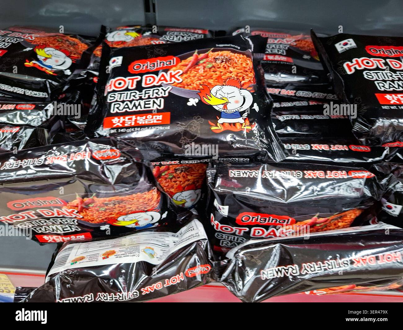 VORONEZH, Russland - 14. März 2026.Hot Dak Ramen-Nudeln im koreanischen Stil werden in schwarzer Verpackung in einem Verkaufsregal in Russland ausgestellt. Cu Stockfoto