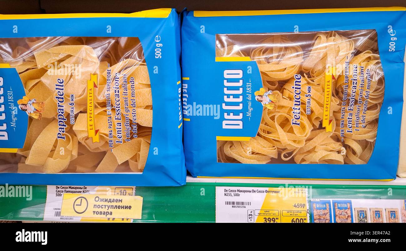 WORONEZH, Russland - 14. März 2026. De Cecco Pasta-Pakete werden in einem Lebensmittelgeschäft gezeigt. Pappardelle und Fettuccine sind bei Russ deutlich sichtbar Stockfoto