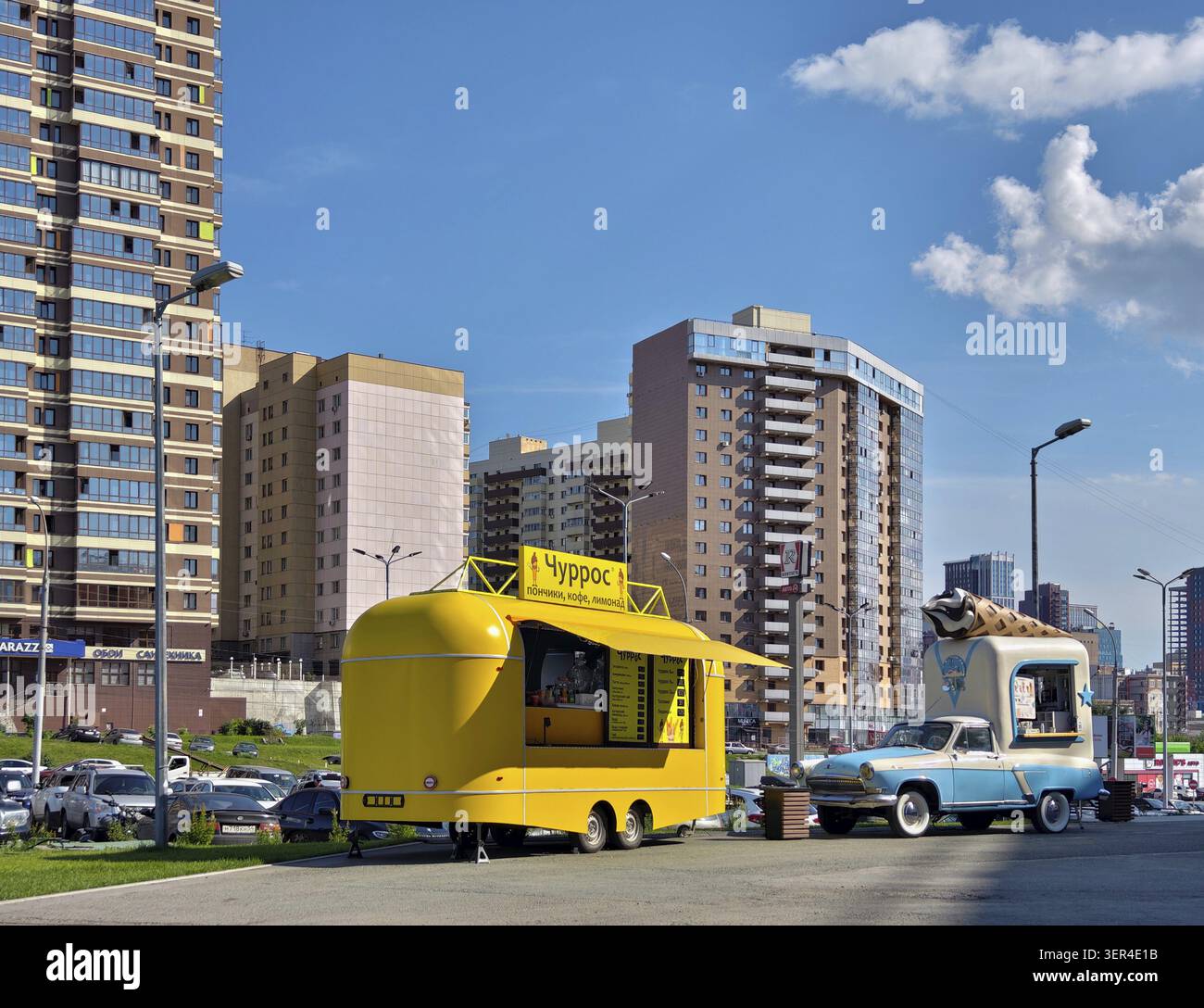 Nowosibirsk, Russland - 31. Juli 2024: Eine Snackbar auf Rädern Churos und Eisdiele in einem alten alten Volga-Oldtimer. Im Hintergrund steht das Hochhaus Stockfoto