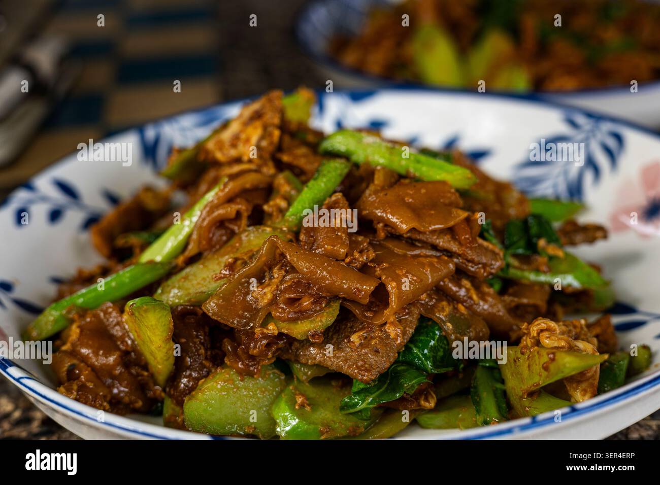 Gebratene Reisnudeln mit Sojasauce auf dem Tisch, köstliches Pad siehe oben für Restaurantmenü-Marketingkampagne, Markenbekanntheit, authentische thailändische Straße f Stockfoto