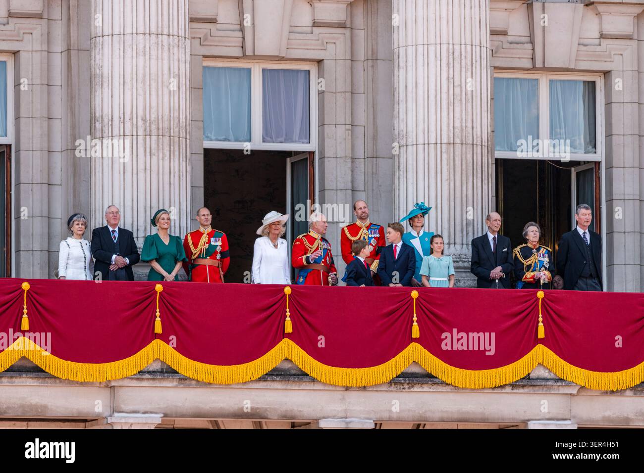 London, England, Großbritannien - 14. Juni 2025: König Charles, Königin Camila, Prinz William, Prinzessin Caherine und die britische Königsfamilie beobachten die Fliegenluft Stockfoto