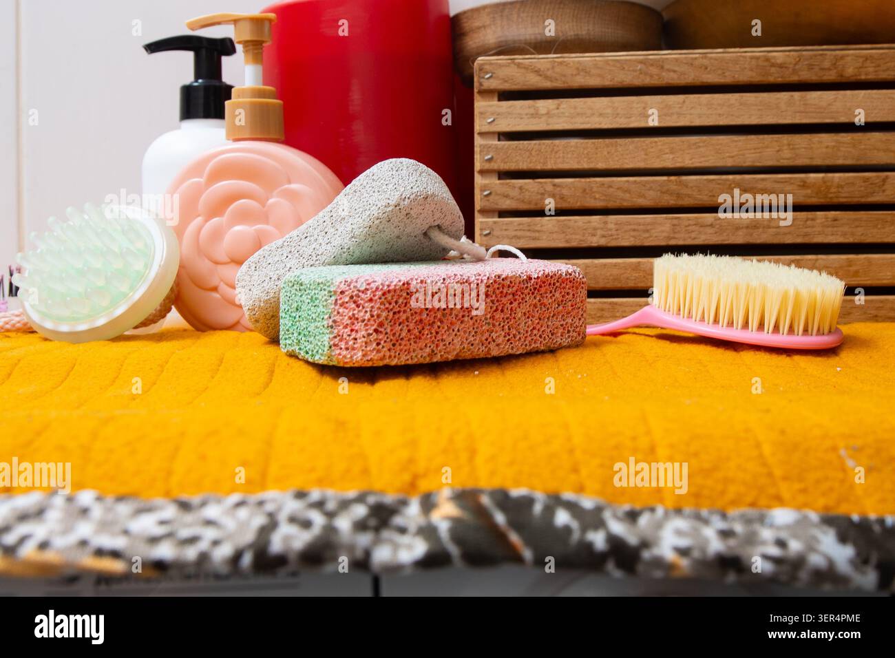 Badezimmerzubehör für die Fußpflege. Bimsstein und Bürste für Fersenbeine. Stockfoto