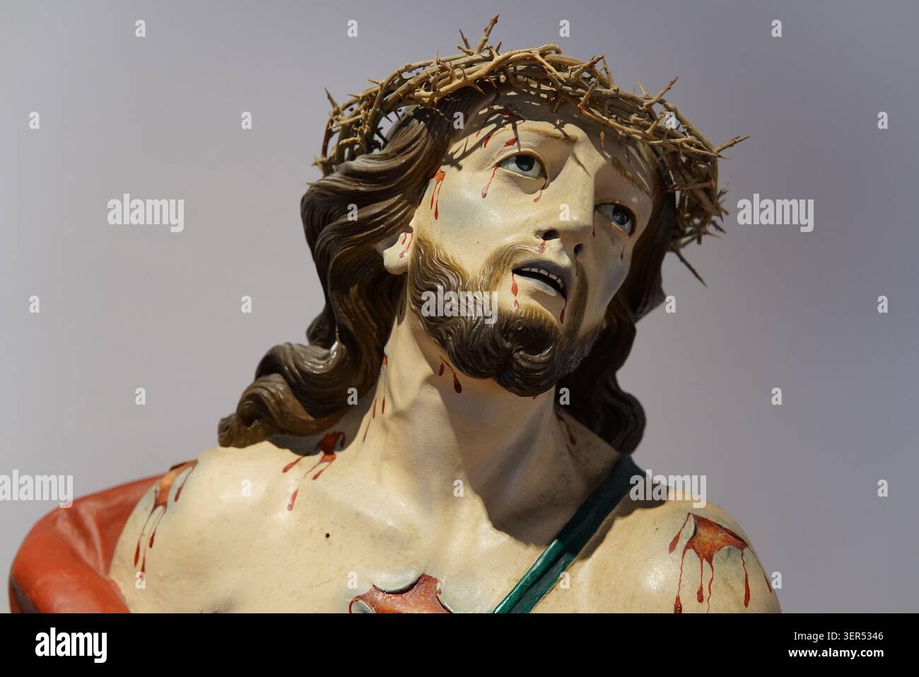 Polychrome Skulptur des leidenden Christus mit Dornenkrone im Museo Diocesano oder Cattedrale di Gerace, Nationalpark Aspromonte, Kalabrien Stockfoto
