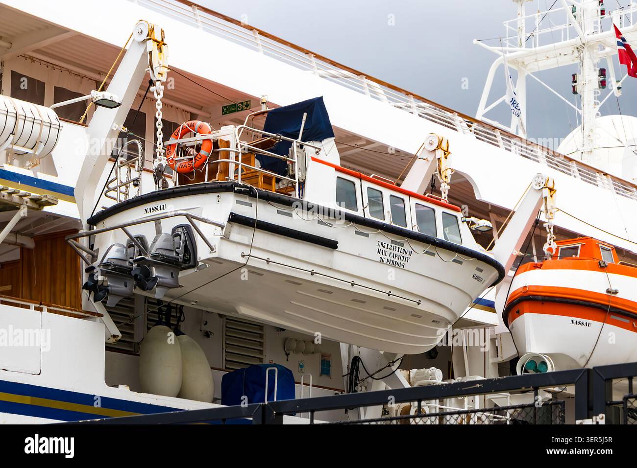 Rettungsboote auf Davits eines Fred. Olsen Cruise Lines Schiff, das in Nassau registriert ist und eine norwegische Flagge trägt Stockfoto