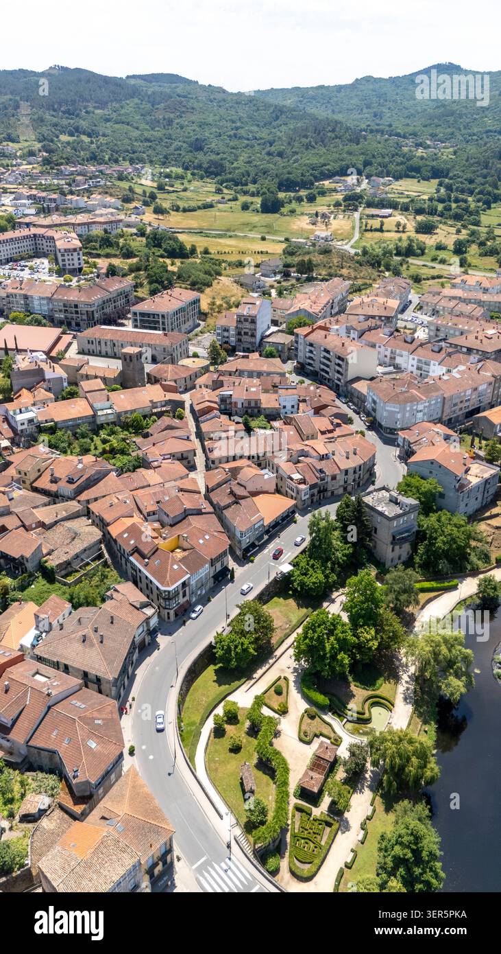 Aus der Vogelperspektive auf Allariz, eine charmante Stadt in Galicien, Spanien, mit traditioneller Architektur und einem Garten am Fluss Stockfoto