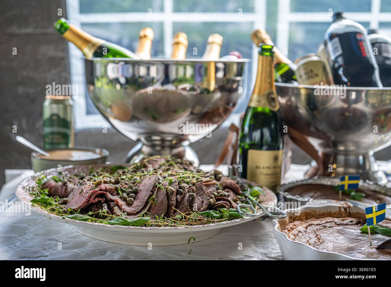 Abschlussfeierbuffet in einem Festzelt während eines Sommerabends im Juni 2026 in Norrköping, Schweden Stockfoto