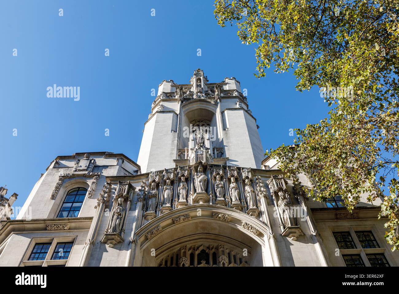 Skulpturen über der Tür zum Obersten Gerichtshof des Vereinigten Königreichs, London, England, Großbritannien Stockfoto