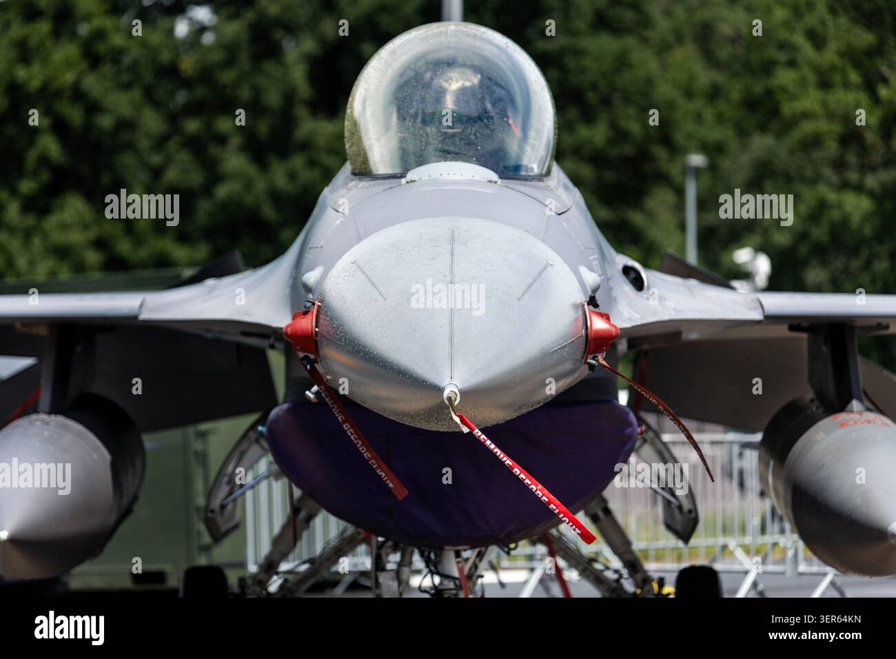 Moderner Kampfflugzeug-Flugplatz schlanke aerodynamische Nase transparentes Cockpit mit dramatischem Wolkenhimmel. Fortschrittliche militärische Luftfahrt Geschwindigkeit Präzisionsverteidigung Stockfoto