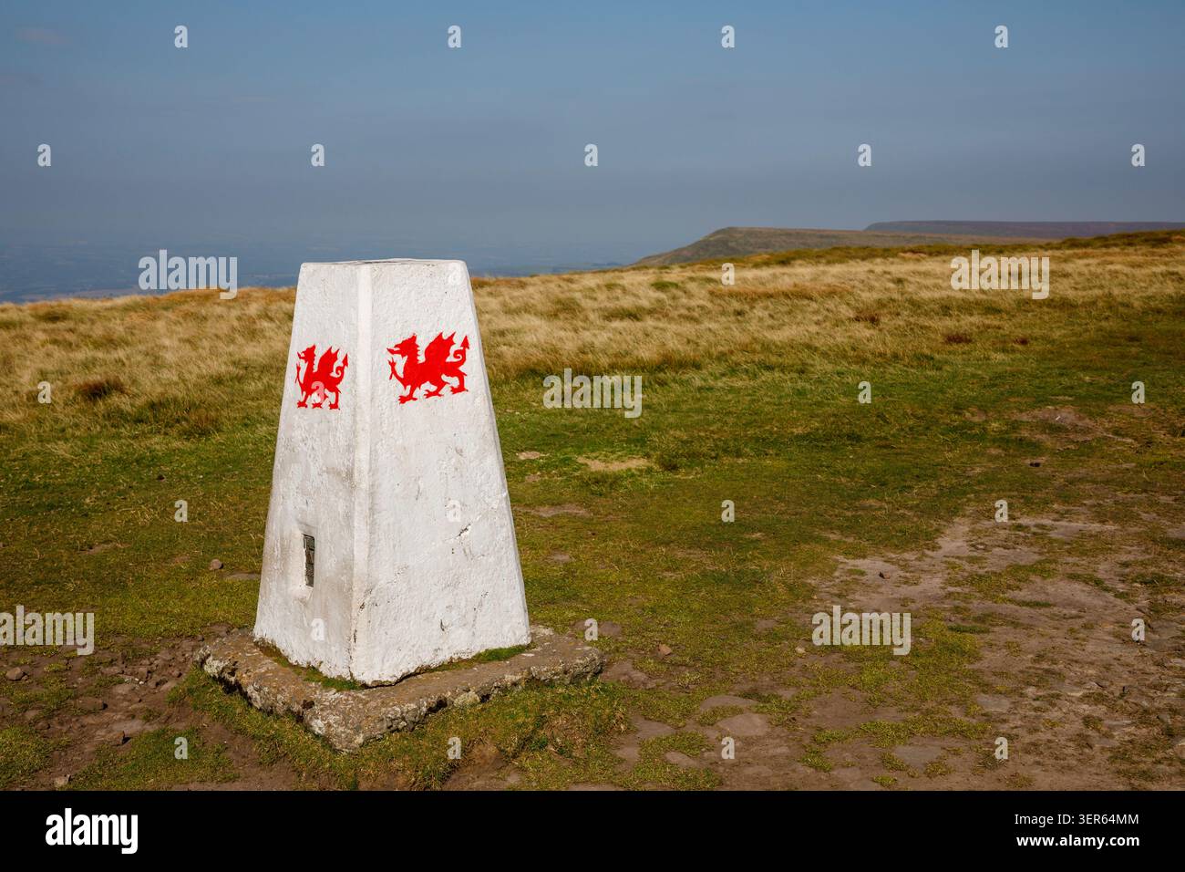 Trig Point mit malerischem walisischem Drachen, Rhos Dirion am Ehad des Grwyne Fawr Valley, Wales, Großbritannien Stockfoto