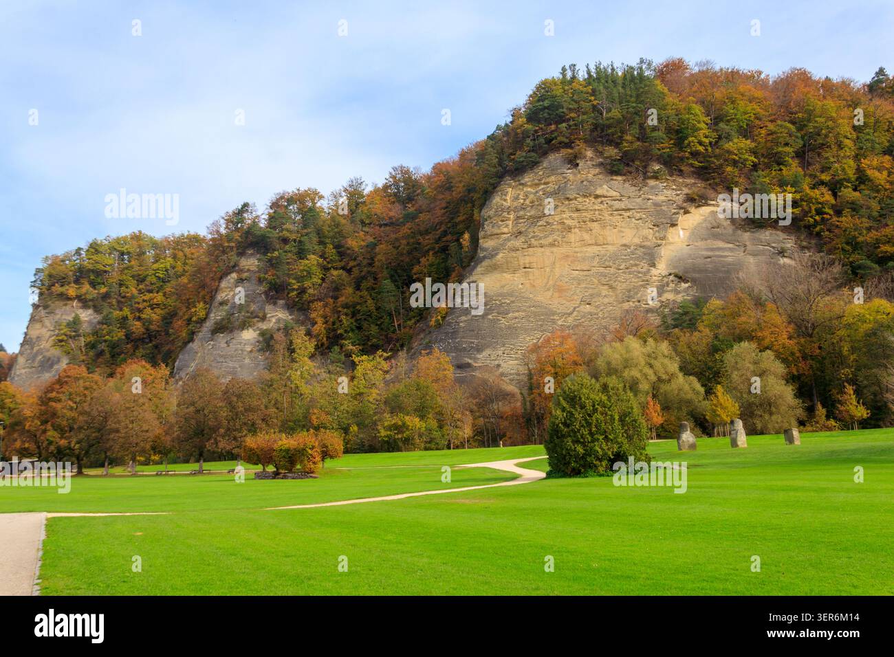 Wunderschöne farbenfrohe Herbstlandschaft der Hügel mit Bäumen, Felsen und grünen Rasenflächen auf dem Land Stockfoto