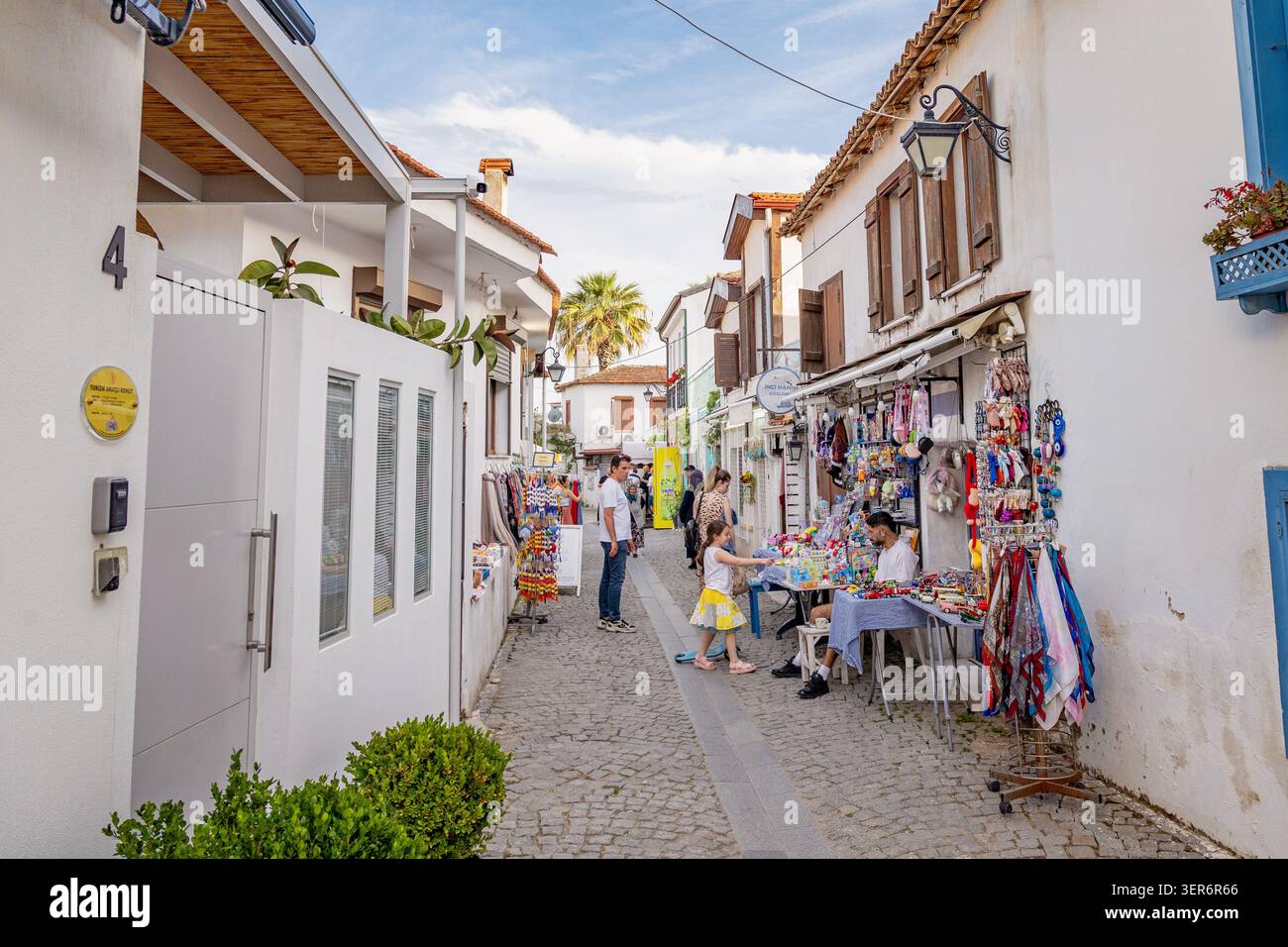13. Mai 2026, Sigacik, Turkiye: Straßenmarkt mit Händlern, die handgefertigtes Kunsthandwerk und Souvenirs verkaufen, zieht Touristen an, die die charmante Atmosphäre genießen Stockfoto