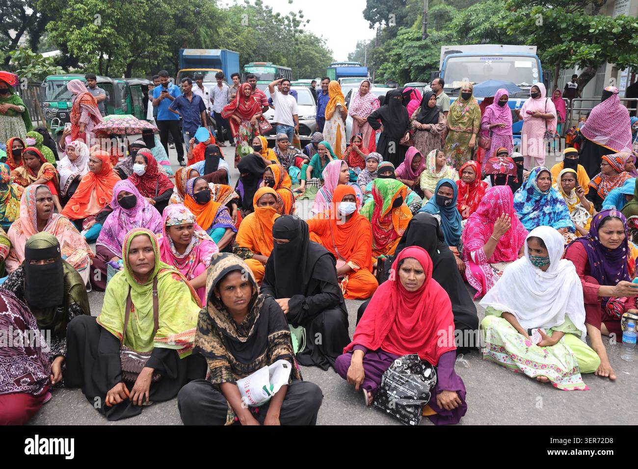 Dhaka, Bangladesch - 16. Juni 2026: Arbeiter aus mehreren Bekleidungsfabriken der NASA-Gruppe protestierten, indem sie die Tejgaon Road in Dhaka blockierten und die unp forderten Stockfoto